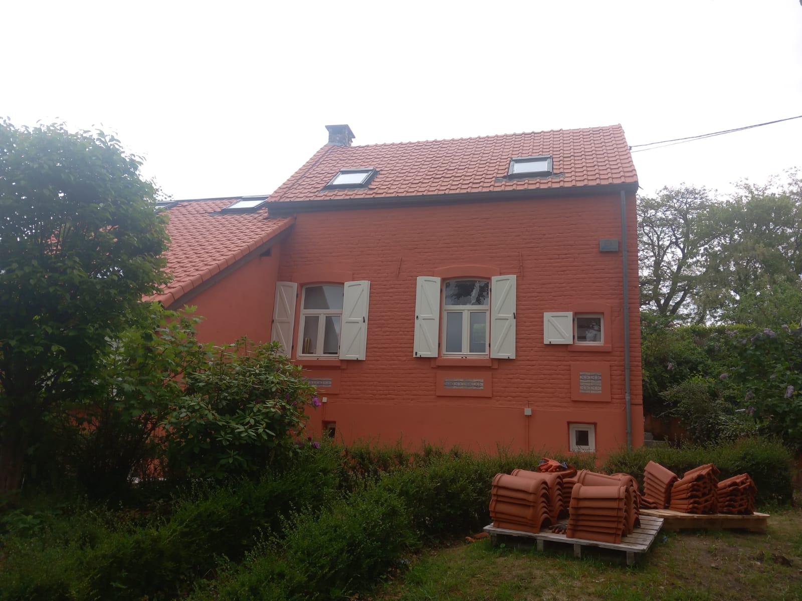 Toiture entièrement refaite, tuiles terracotta et fenêtres de toit