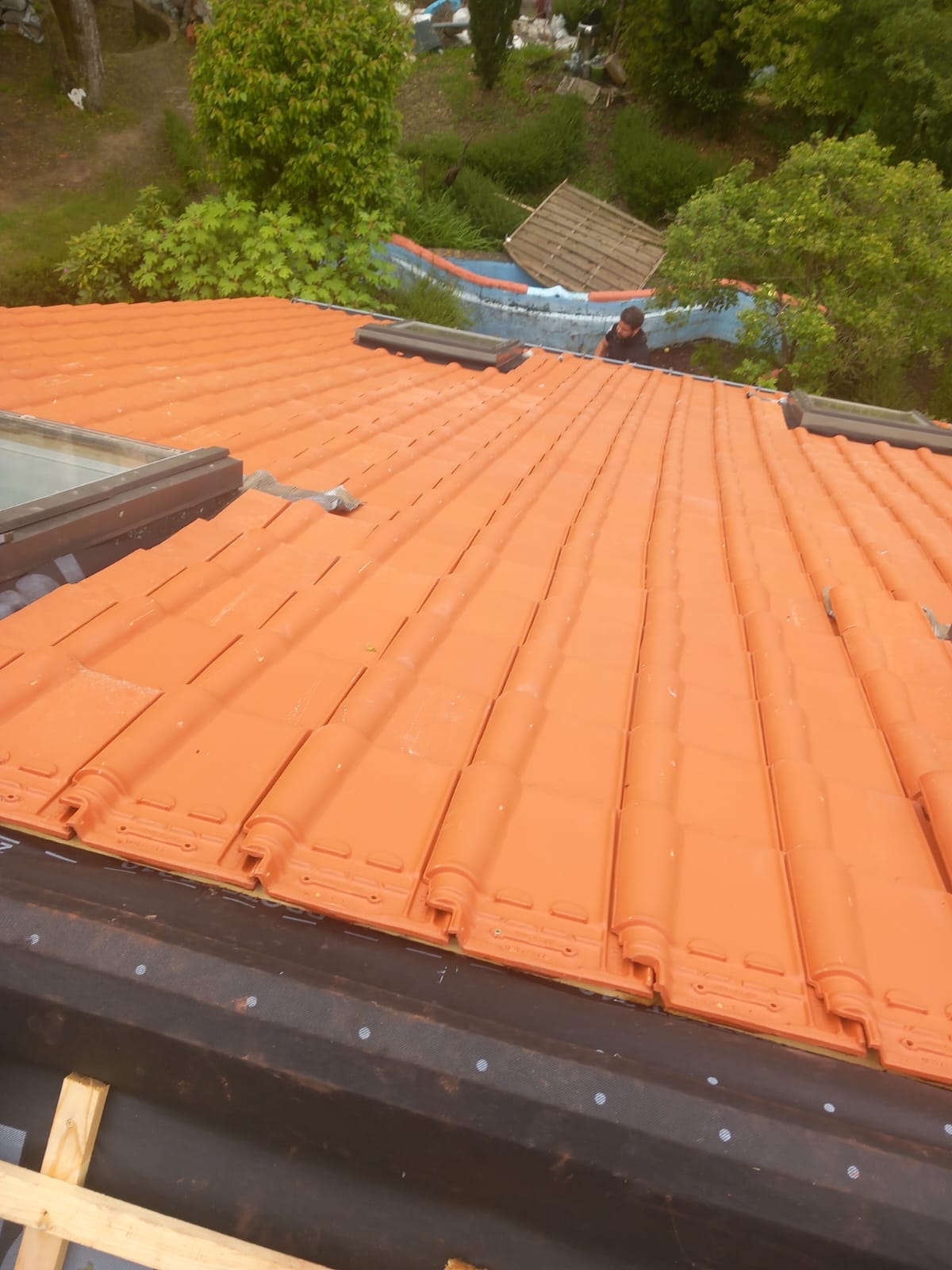 Toiture en tuiles terracotta neuves posées par Wall Protect, avec fenêtres de toit intégrées