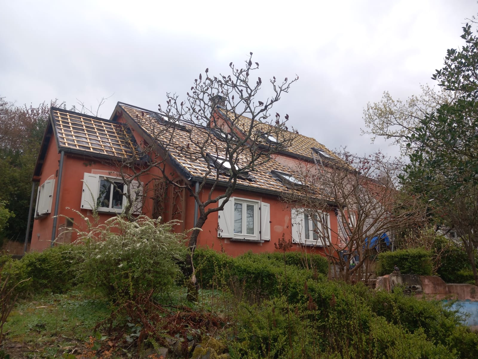 Maison en Brabant wallon dont la couverture est en cours de dépose