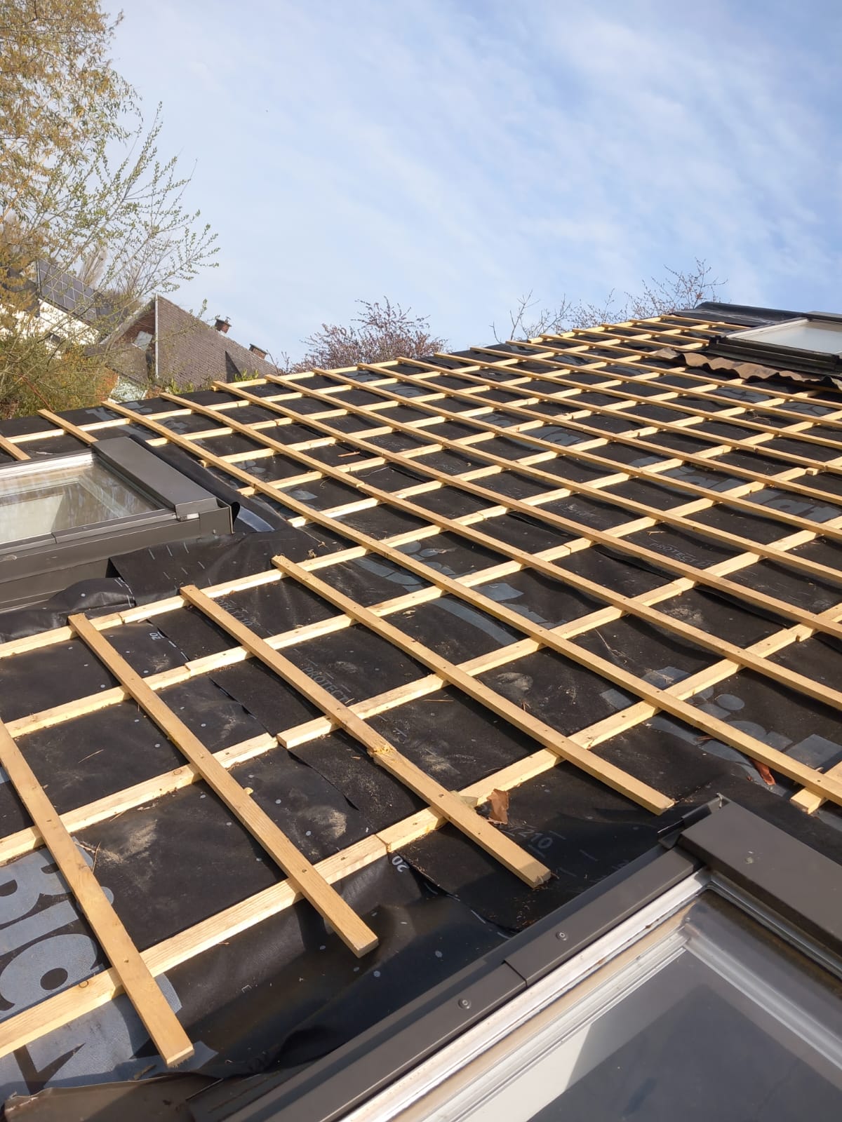 Lattage neuf posé sur toute la surface avant couverture