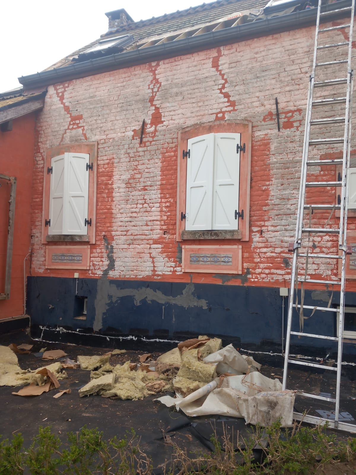 Façade et accès pendant la réfection de la toiture